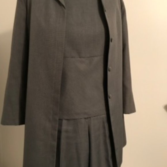 Suit - Picture 4 of 8